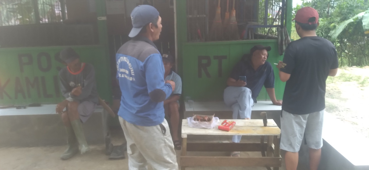 Gotong royong di lingkungan RT.43