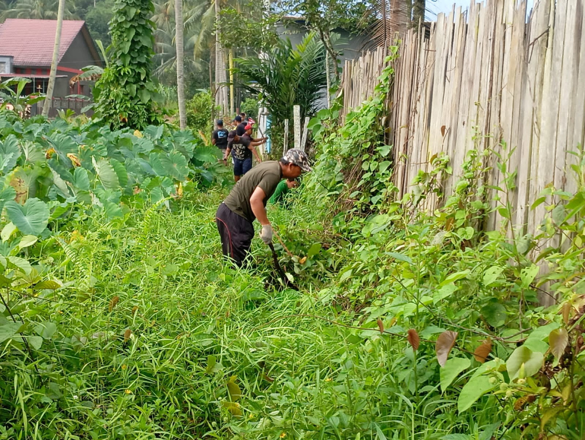 Gotong royong lingkungan RT.43