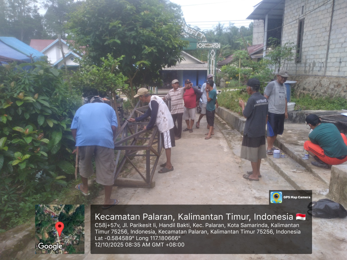Gotong royong di lingkungan RT.43
