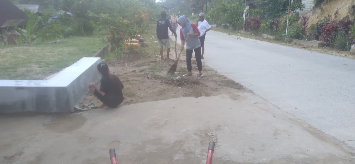 Kerja bakti di lingkungan RT.43