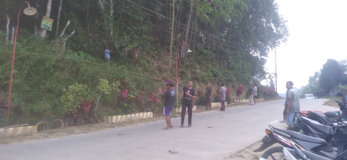 Gotong royong di lingkungan RT.43