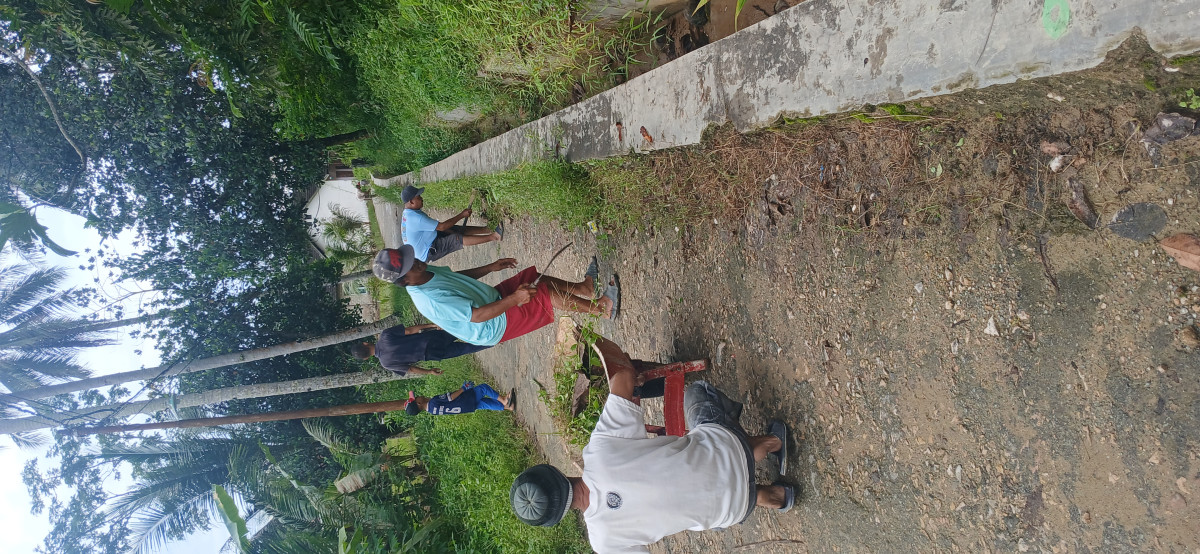 Pembersihan rumput di jln rengganis Rt 44