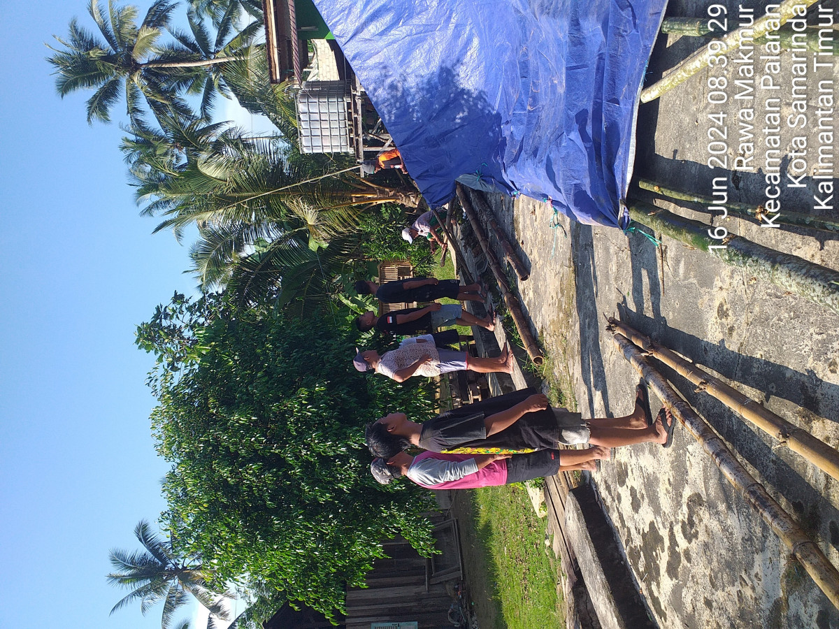 Pembersihan rumput di jalan