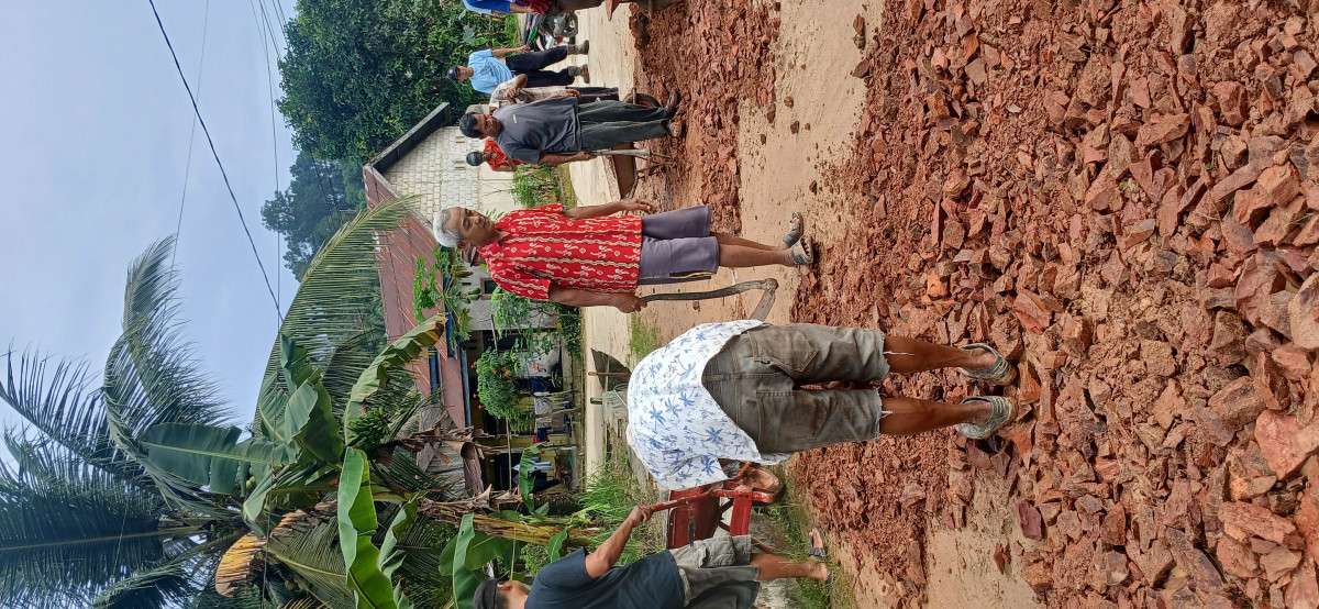 Pengurukan latrit untuk jalan yg rusak
