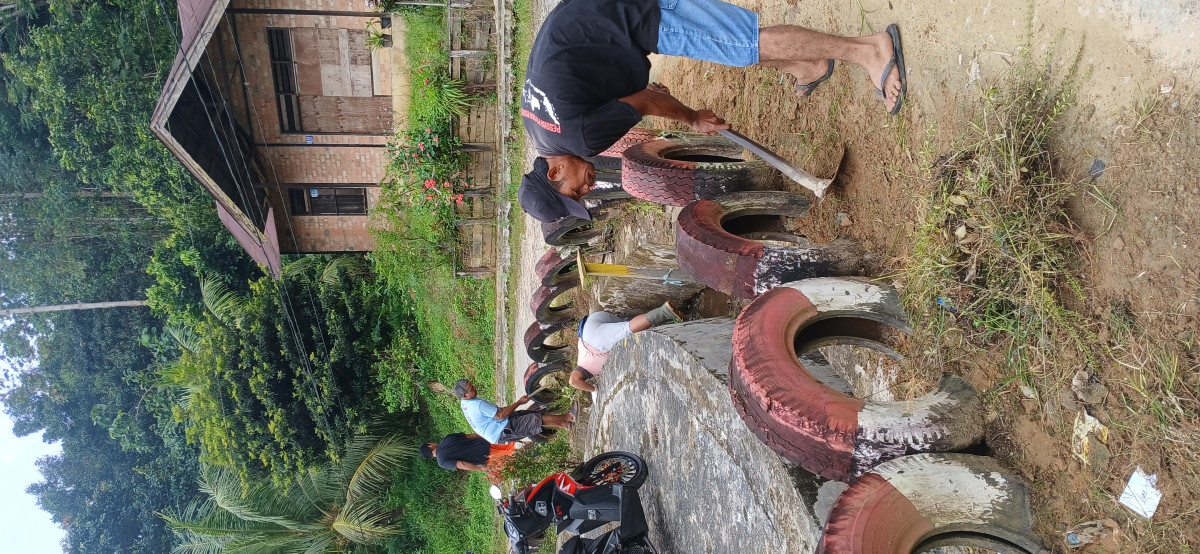 Pembersihan rumput di jln Rengganis Rt 44