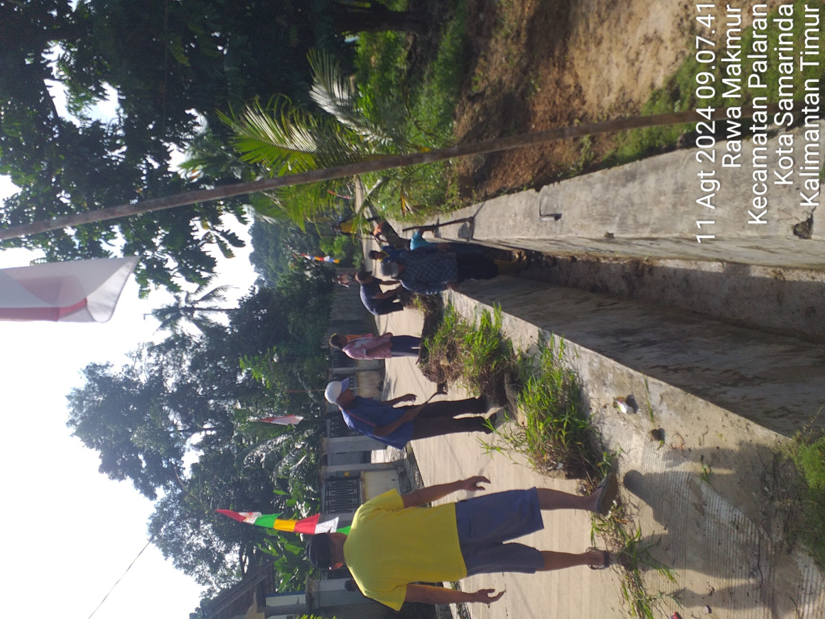 Gotong royong pembersihan rumput di jalan