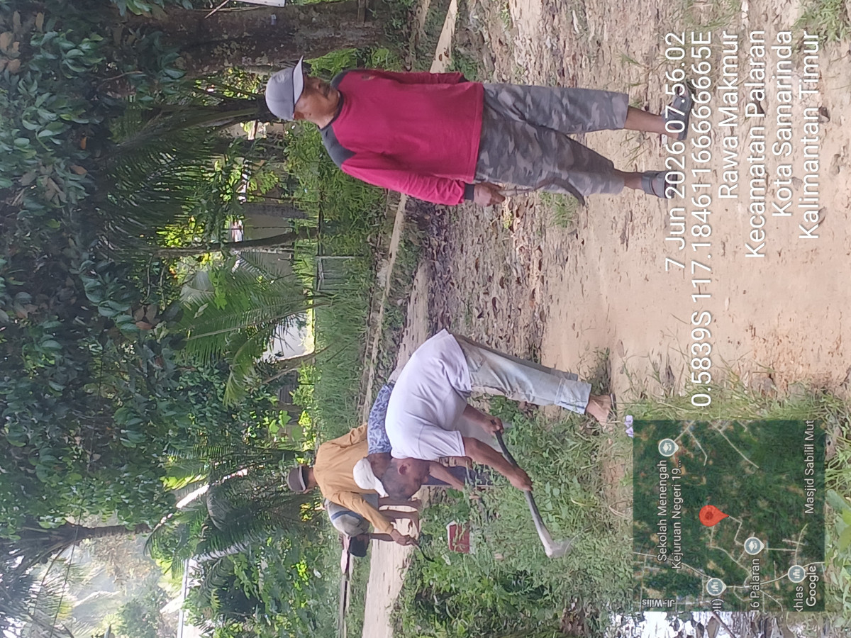 Gotong royong pembersihan rumput di jalan dan di parit rt 44