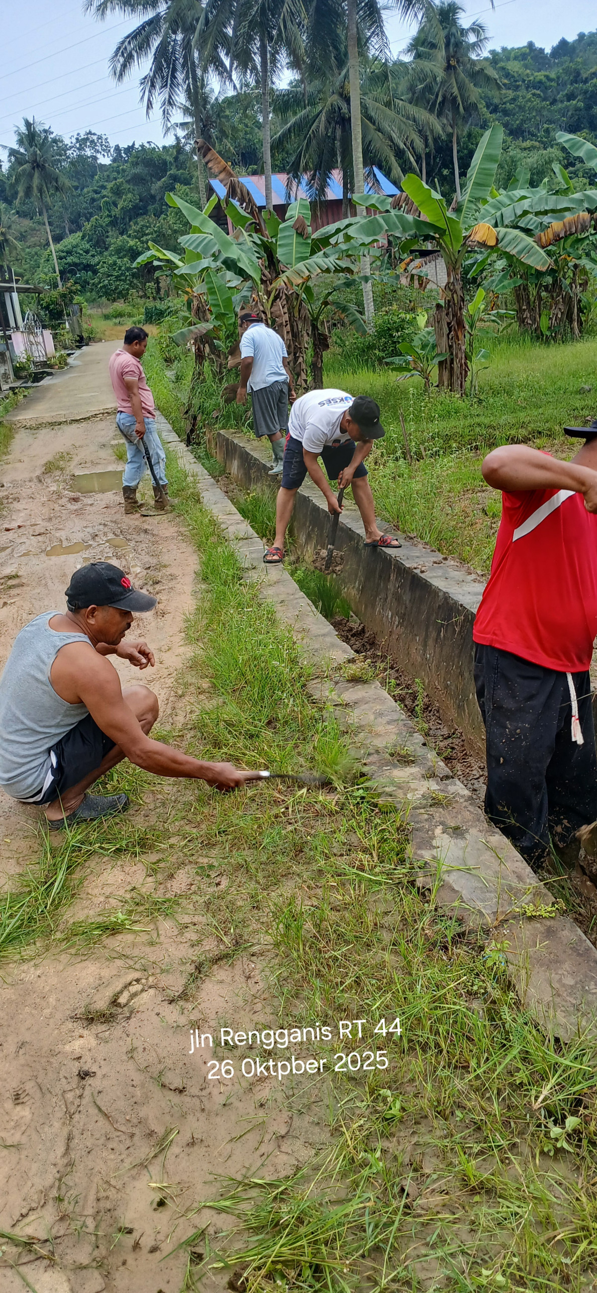 Gotong royong pembersihan rumput di parit