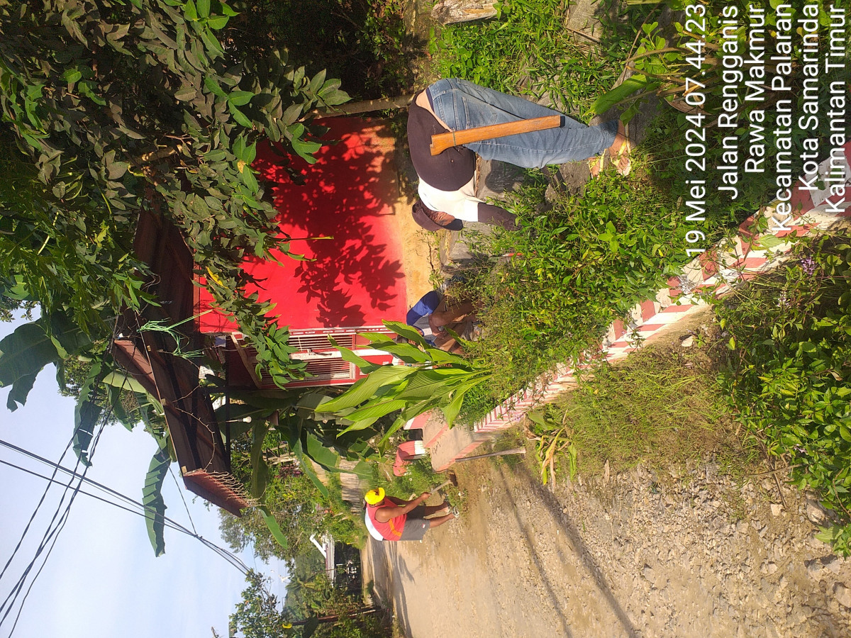 Membersihkan rumput di jalan