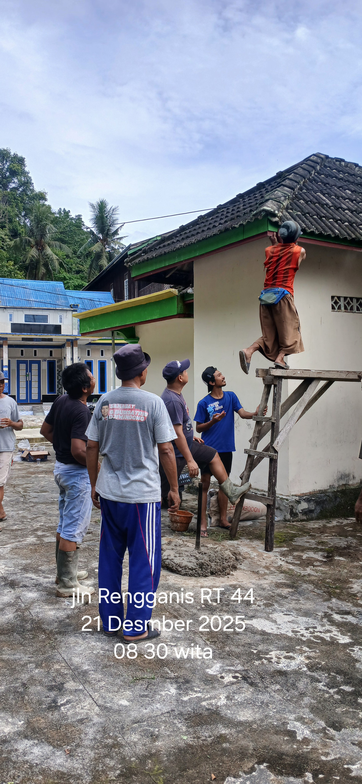 Gotong royong perbaikan pumpung langgar RT 44