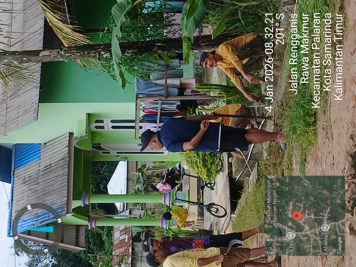 Gotong royong pembersihan rumput di parit dan jalan rengganis Rt 44