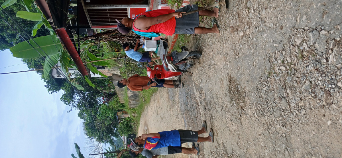 Pembersihan rumput sekitar poskampling RT 44