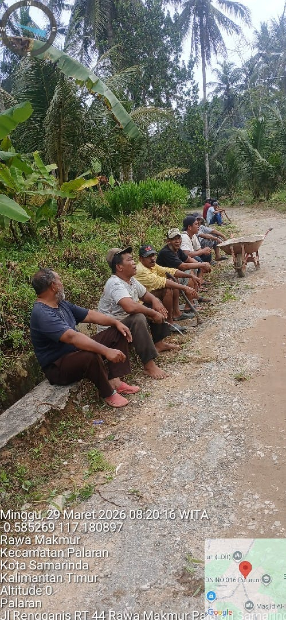 Gotong royong pembersihan rumput di jalan dan di parit di lingkungan Rt 44