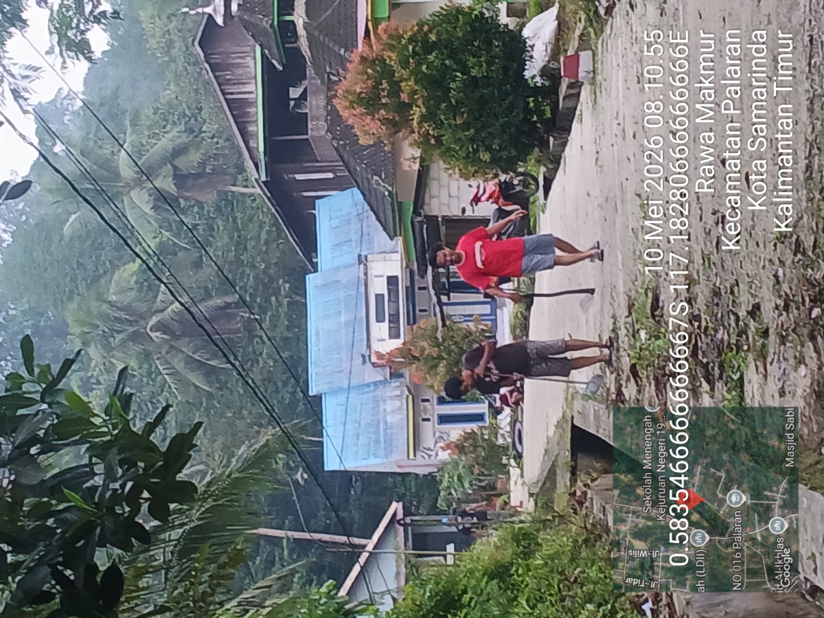 Gotong royong pembersihan rumput di jalan dan di parit rt 44