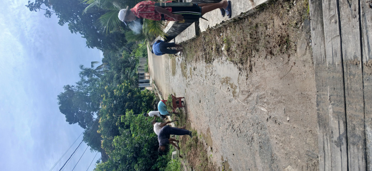 Pembersihan rumput di jln RenggnisRt 44