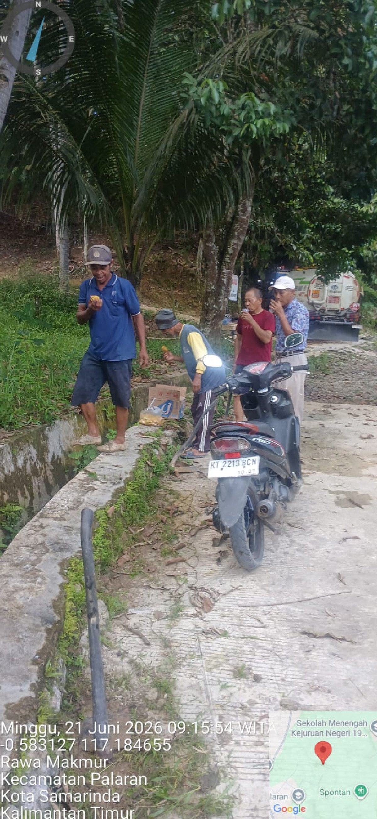 Pembersihan rumput di jalan dan di parit rt 44
