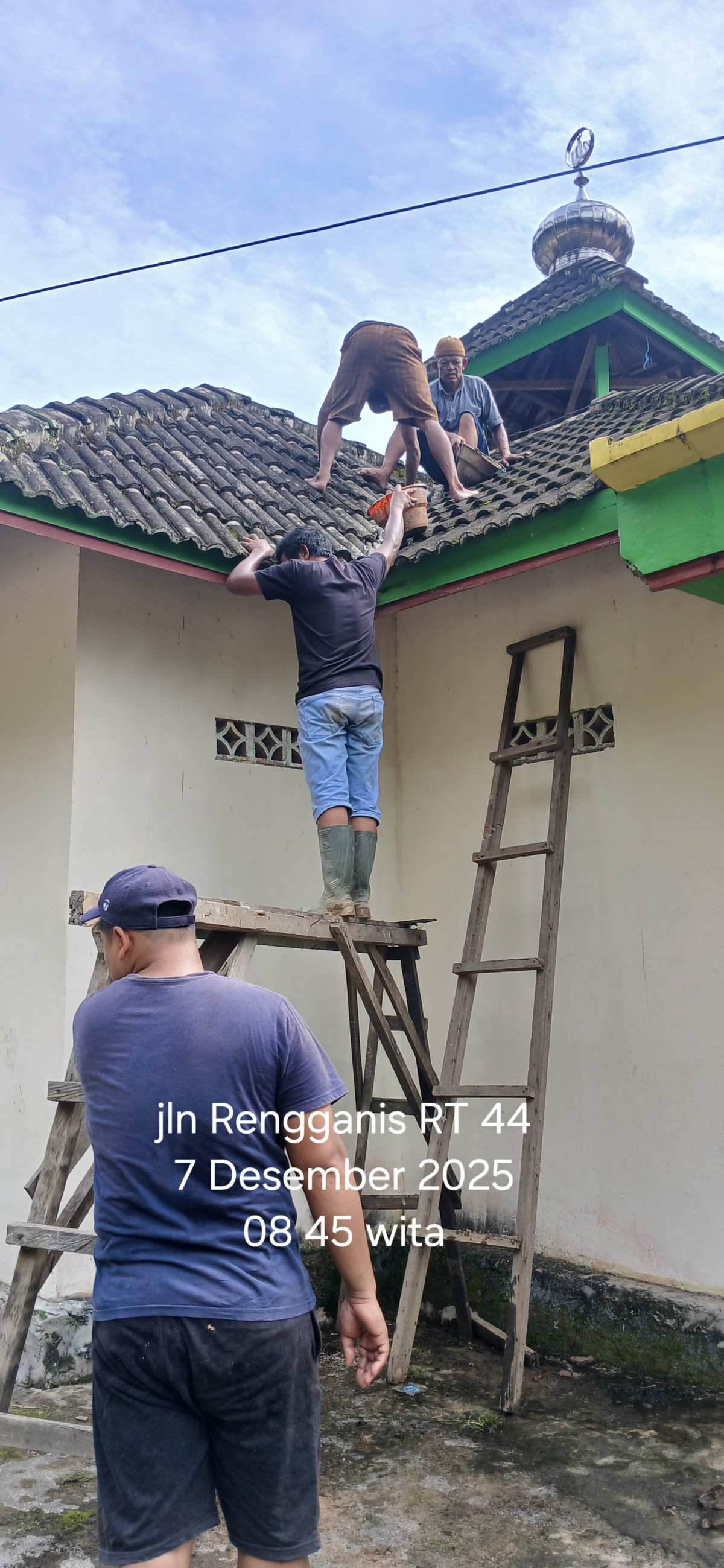 Gotong royong perbaikan tallang qurotul ayun Rt 44