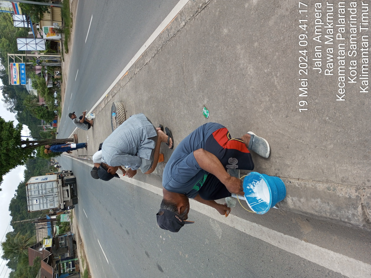 Pengecatan median jalan poros Palaran.