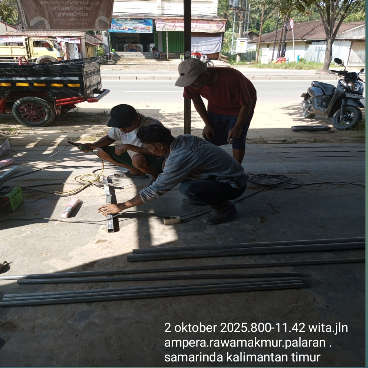 Gotong royong pembuatan tiang lampu