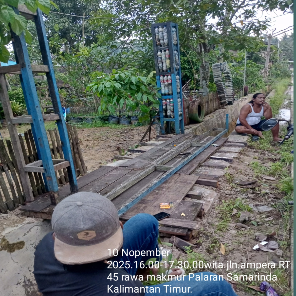 Gotong royong membuat gapura Darwis Nawang.