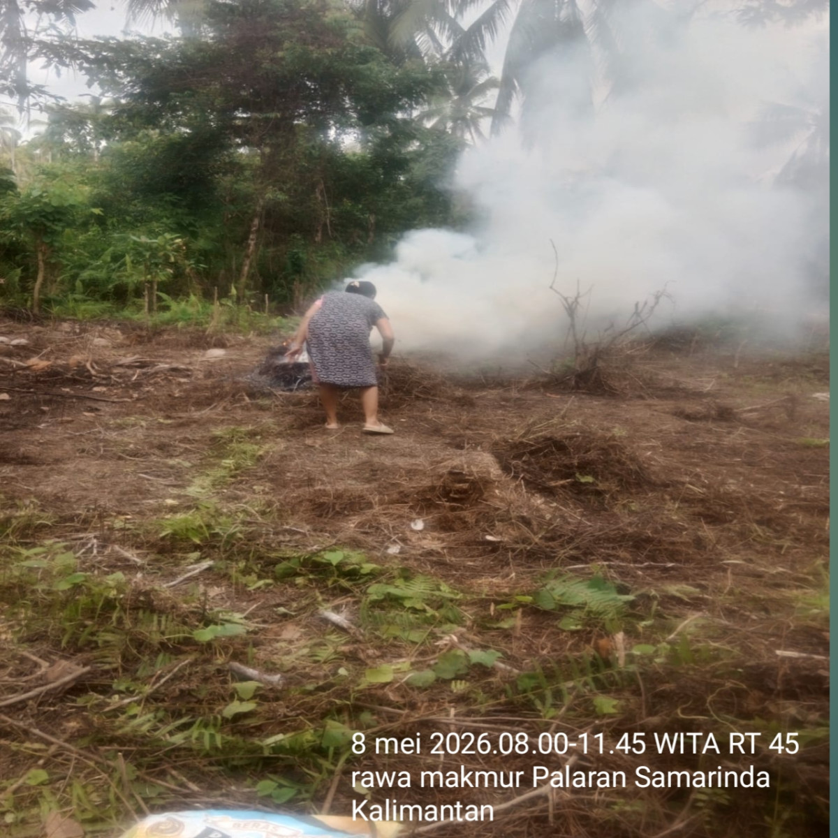 Melanjutkan gotong royong kebun pkk