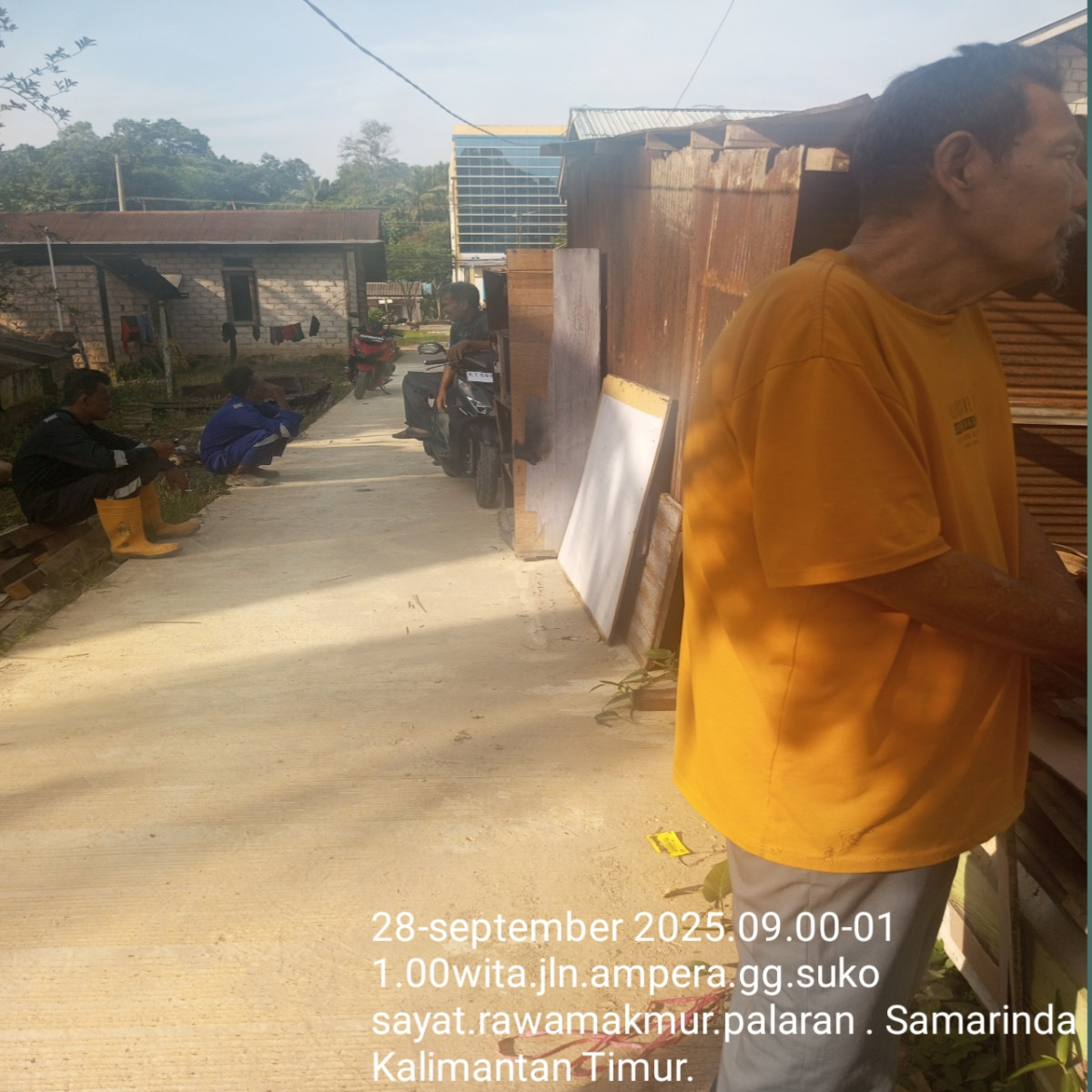 Gotong royong perbaikan rumah warga