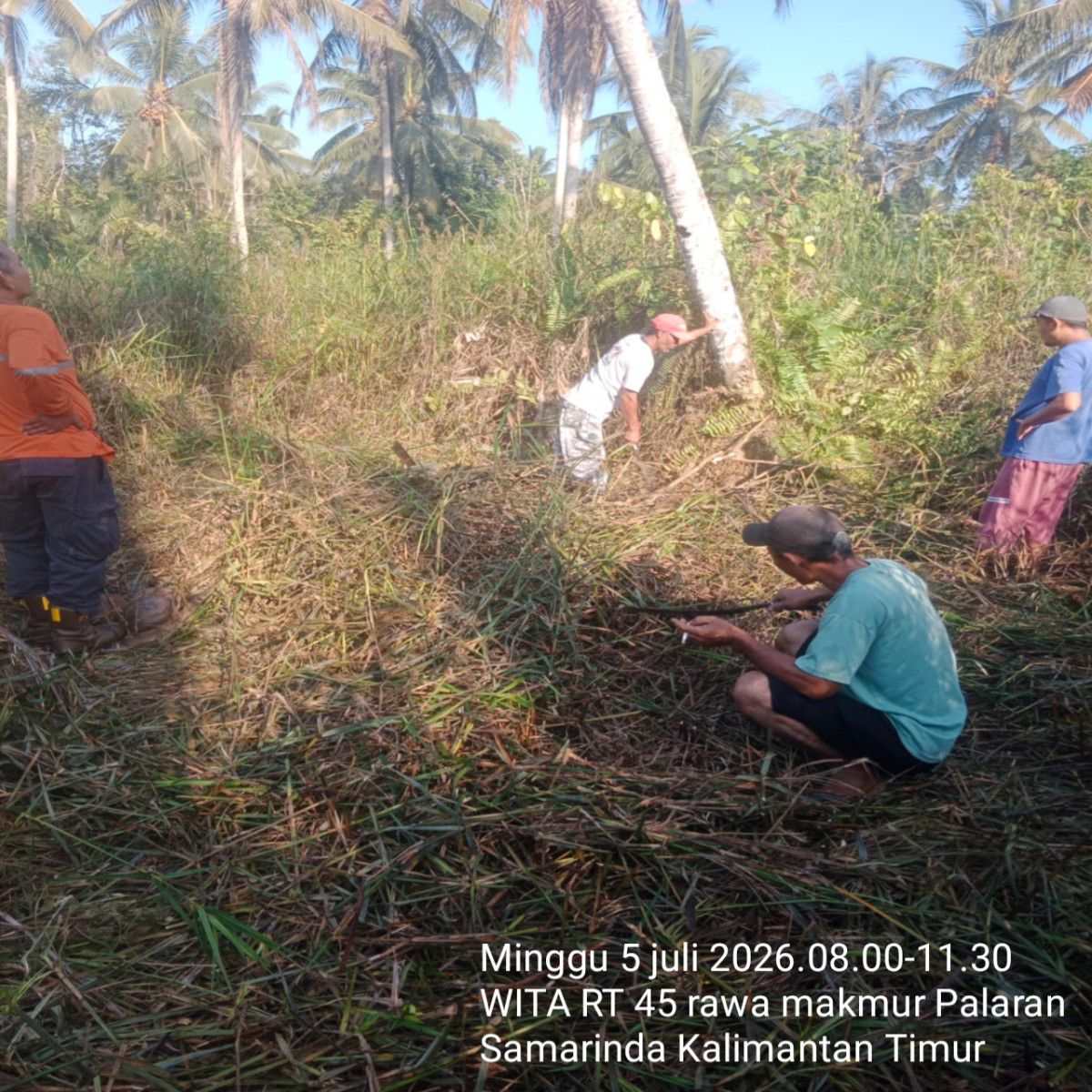 Gotong royong membuat jalan.