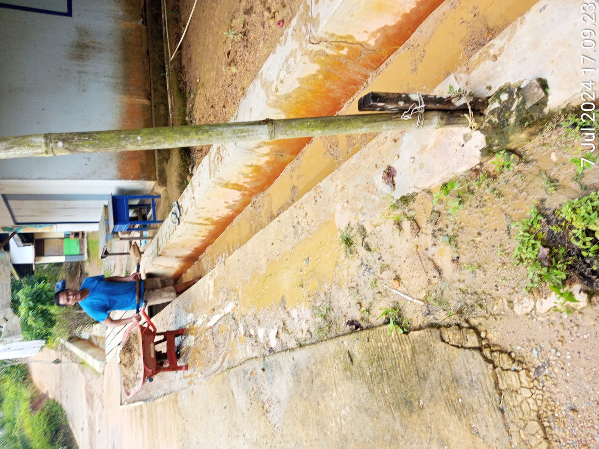 Membersihkan lumpur d dalam drainase