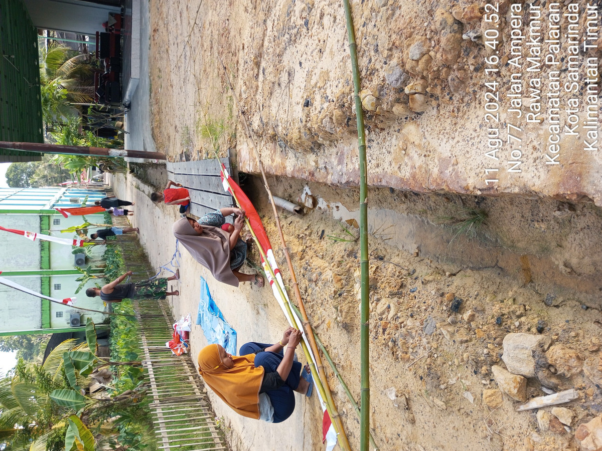 Gotong royong pemasangan umbul2
