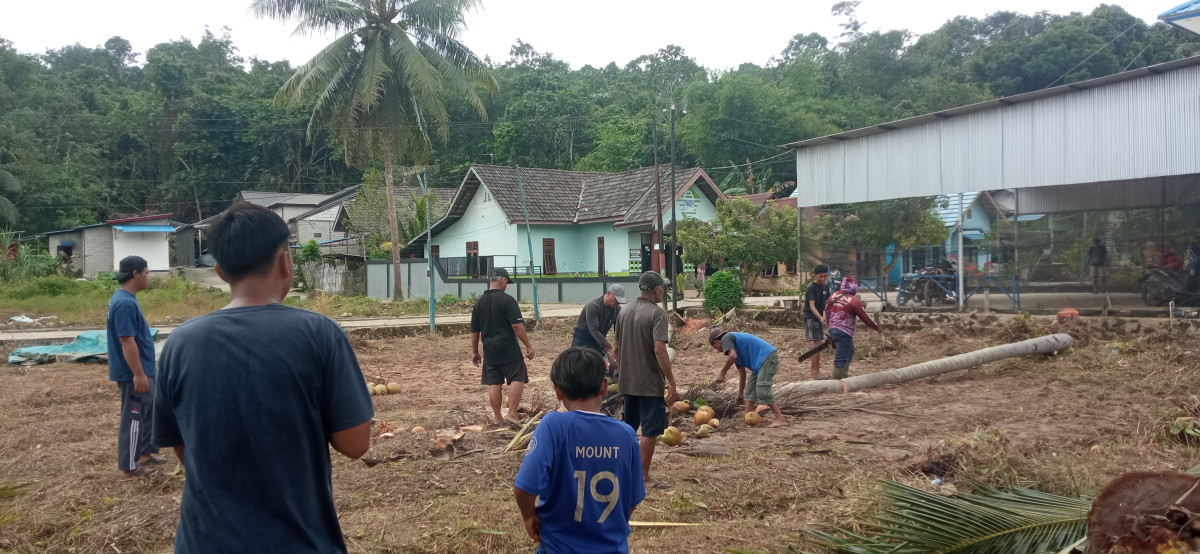 Gotong royong membersihkan drainase parit