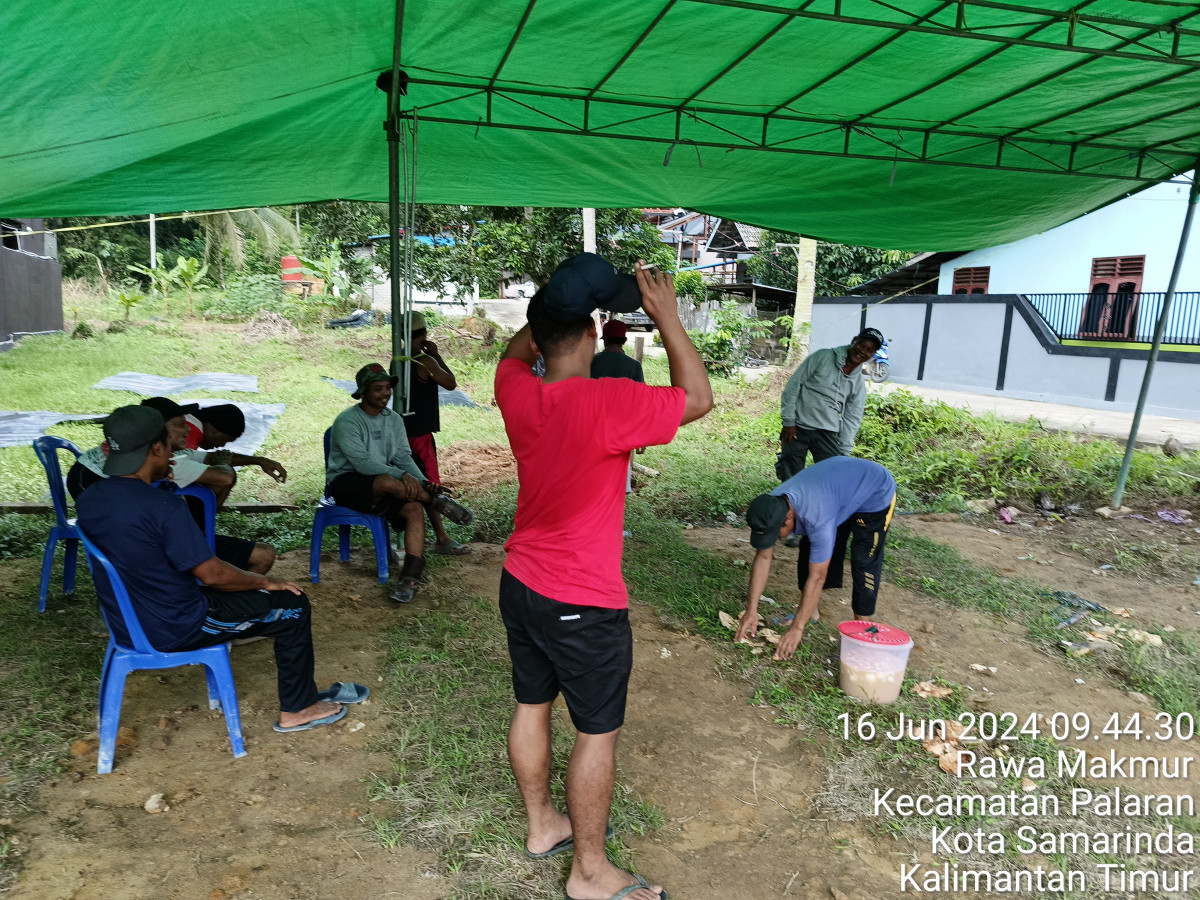 Gotong royong membersihkan tempat untuk penyembelihan hewan kurban