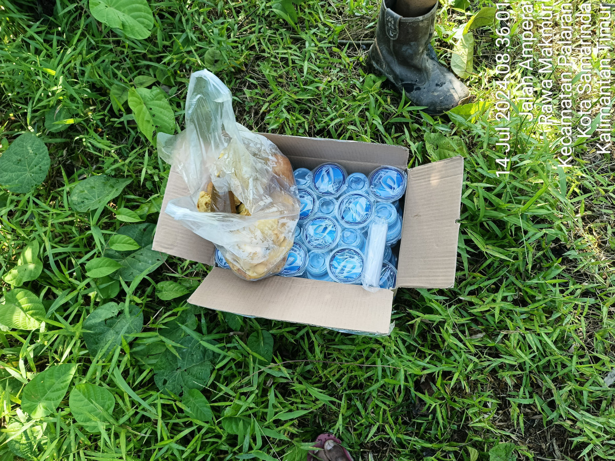 Gotong royong membersihkan drainase jln telaga wangi RT 46