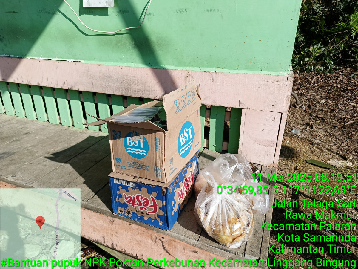 Gotong royong lingkungan membersihkan drainase