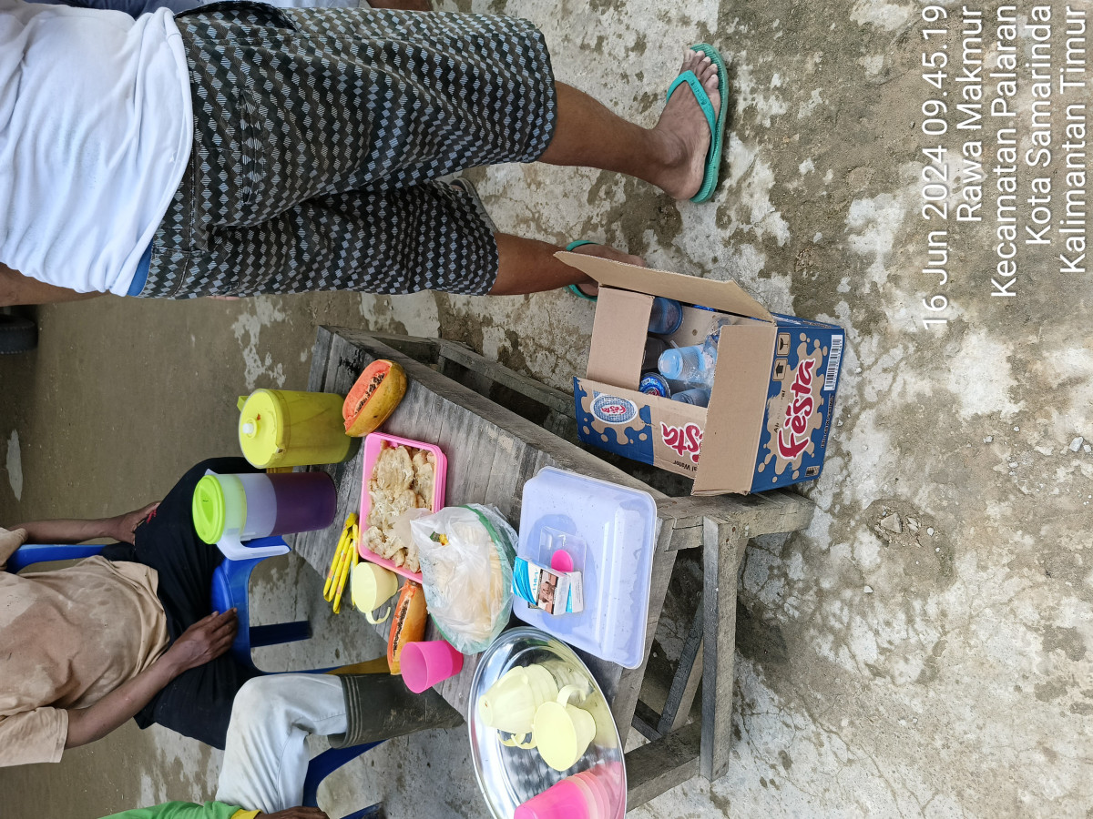 Gotong royong pemasangan umbul "