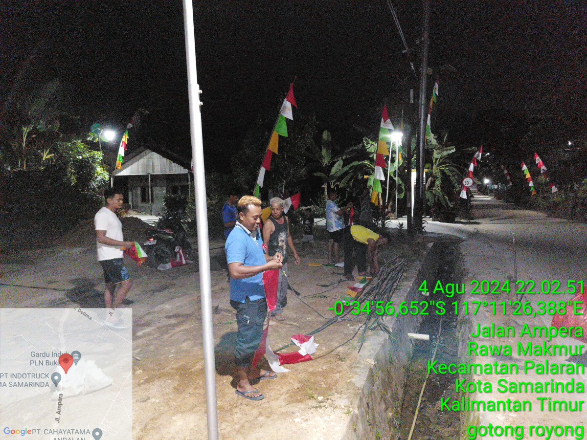Gotong royong menyemprot foging
