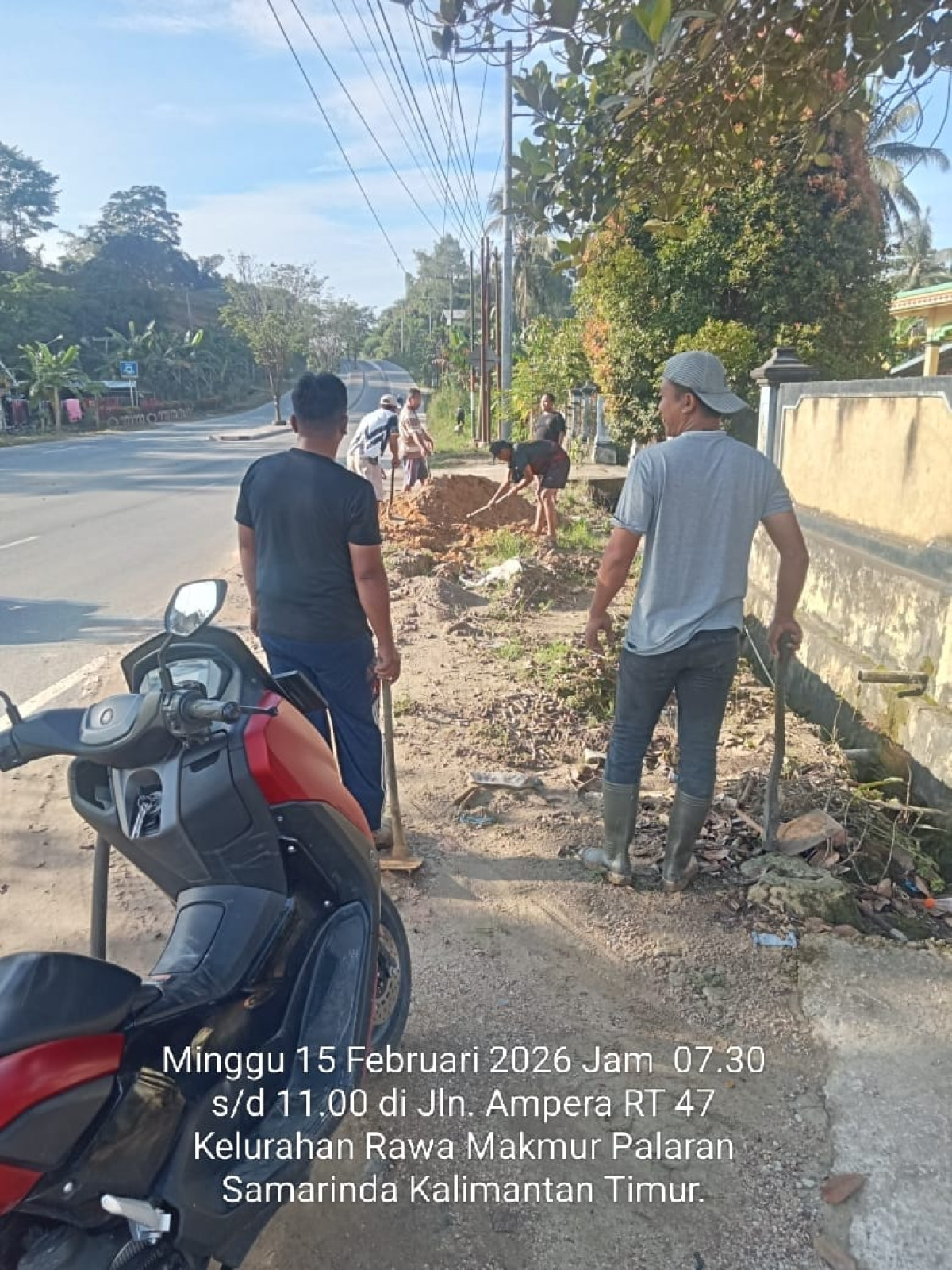 Pemotongan rumput atau pembersihan sampah dan pemerataan tanah.