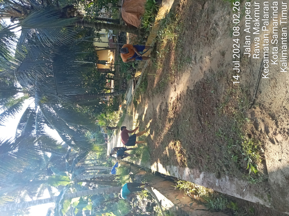 Pembersihan rumput dan pendalaman drainase.