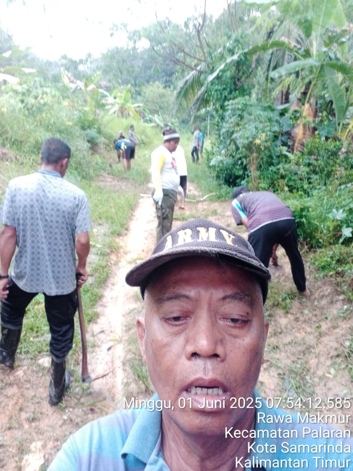 Pembersihan sampah atau rumput.