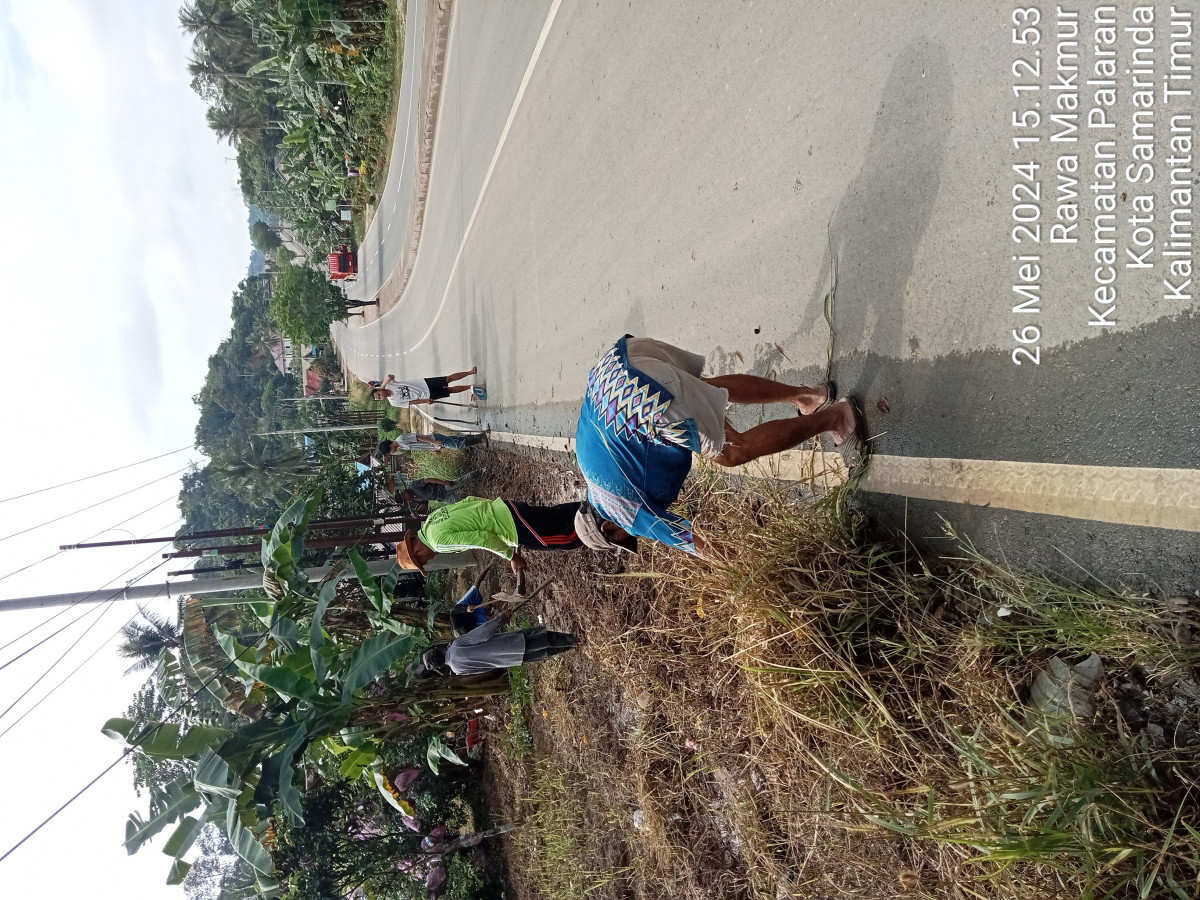 Pembersihan rumput jalan pu Ampera