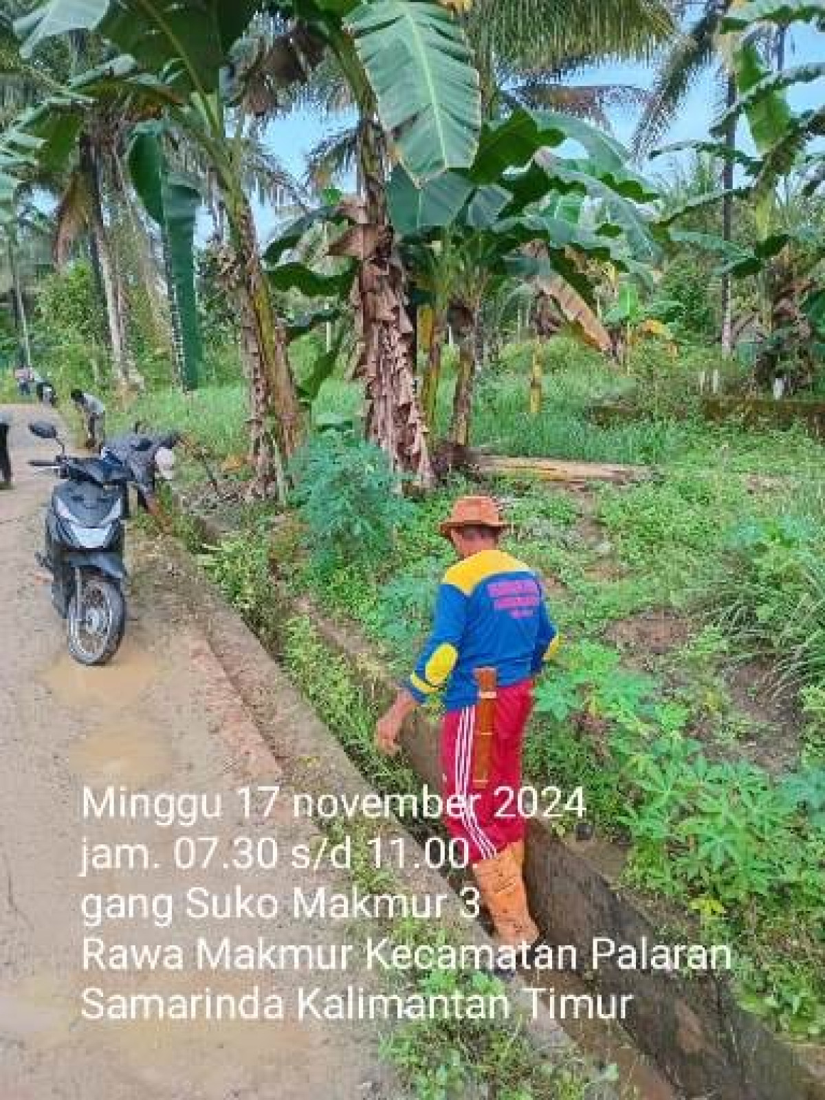 Pendalaman parit dan pembersihan rumput.