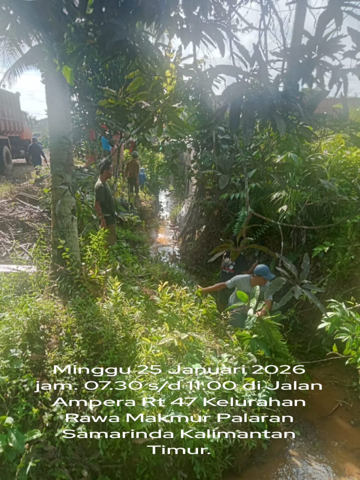 Pendalaman parit dan pembersihan rumput.
