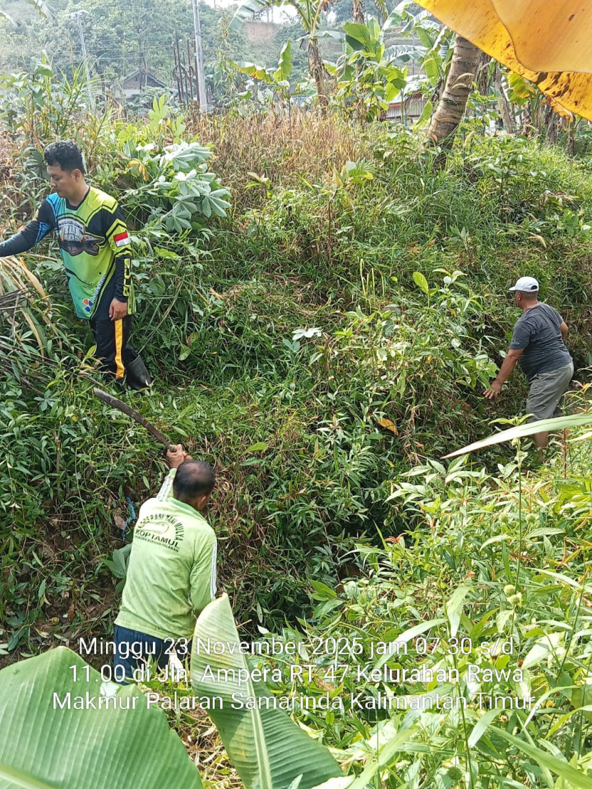 Gotong royong pendalaman sungai dan pembersihan sampah atau rumput.