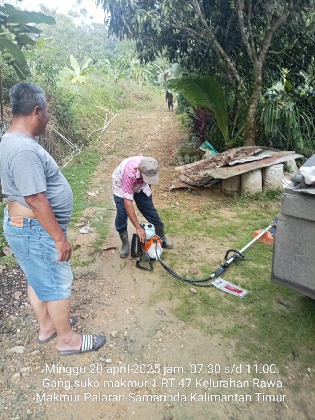 Pemotongan rumput dan pembersihan sampah.