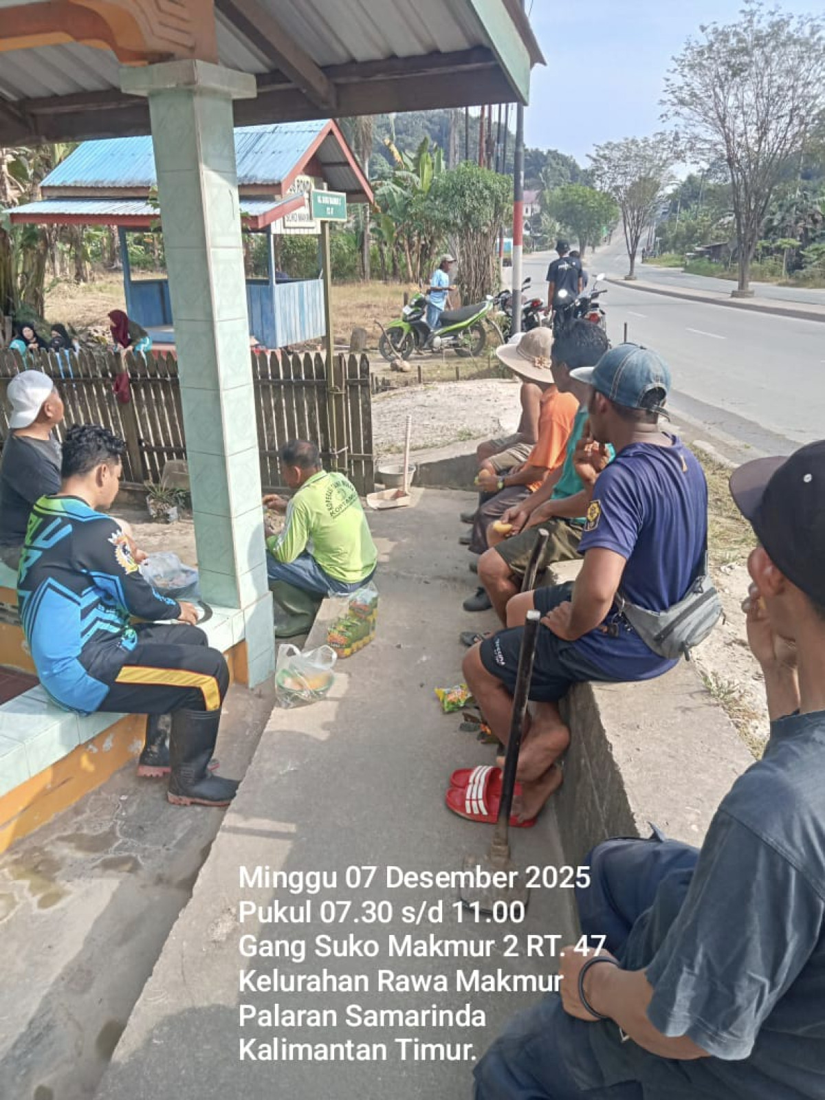 Gotong royong pendalaman drainase dan pembersihan sampah