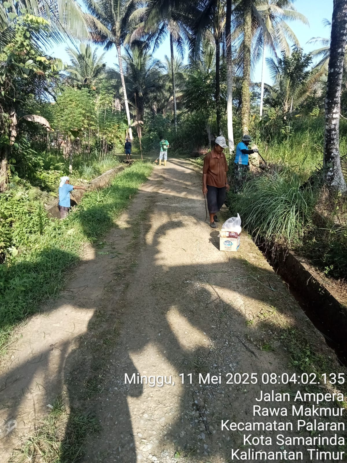 Pembersihan sampah dan pendalaman parit.