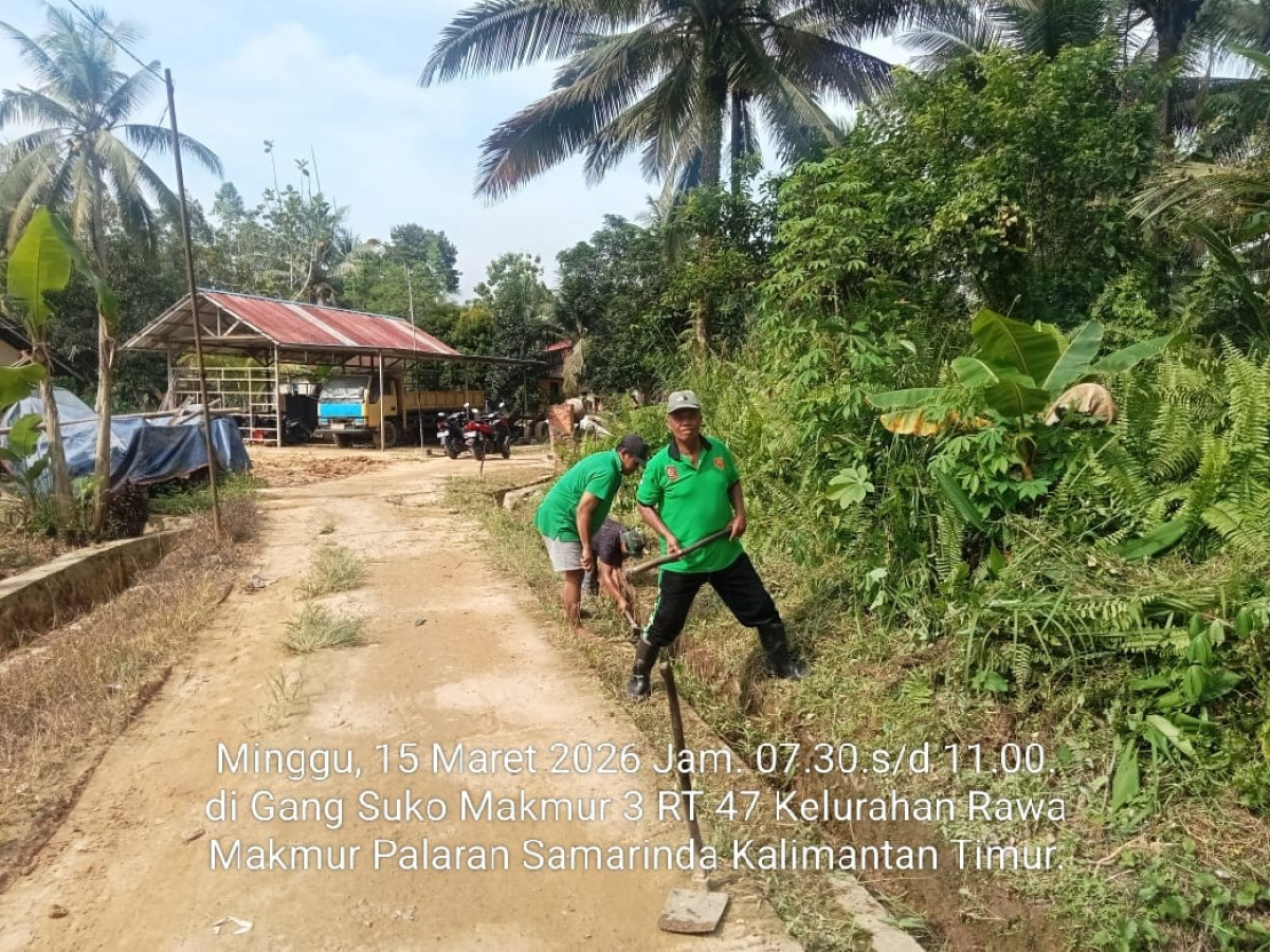 Gotong royong pendalaman drainase dan pembersihan rumput
