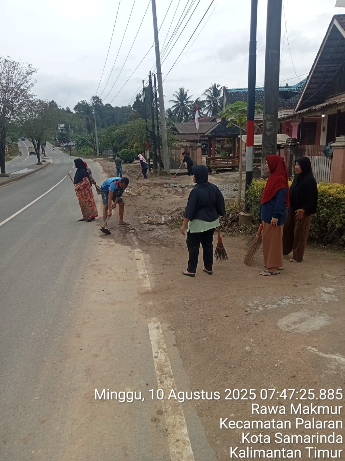 Pembersihan sampah atau rumput
