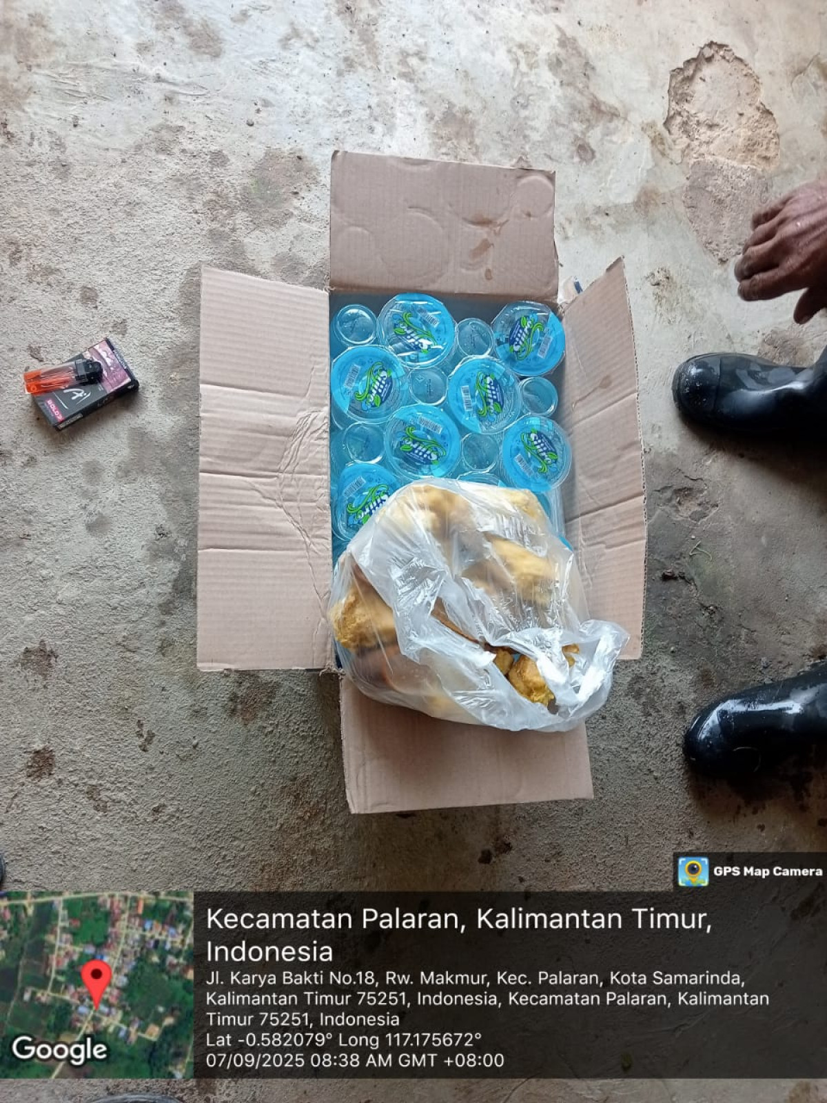 Membersihkan saluran drainase