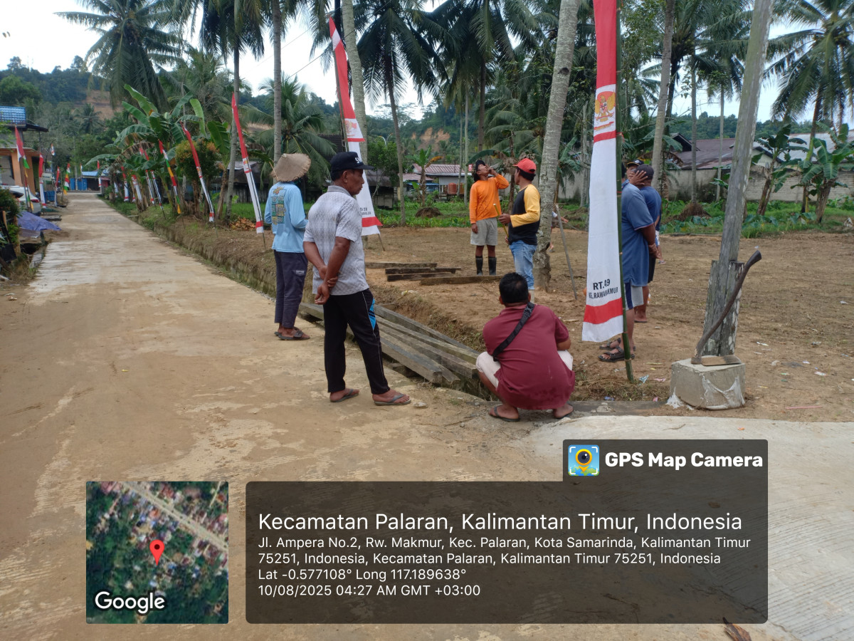 Menyiapkan tempat untuk peringatan HUT RI