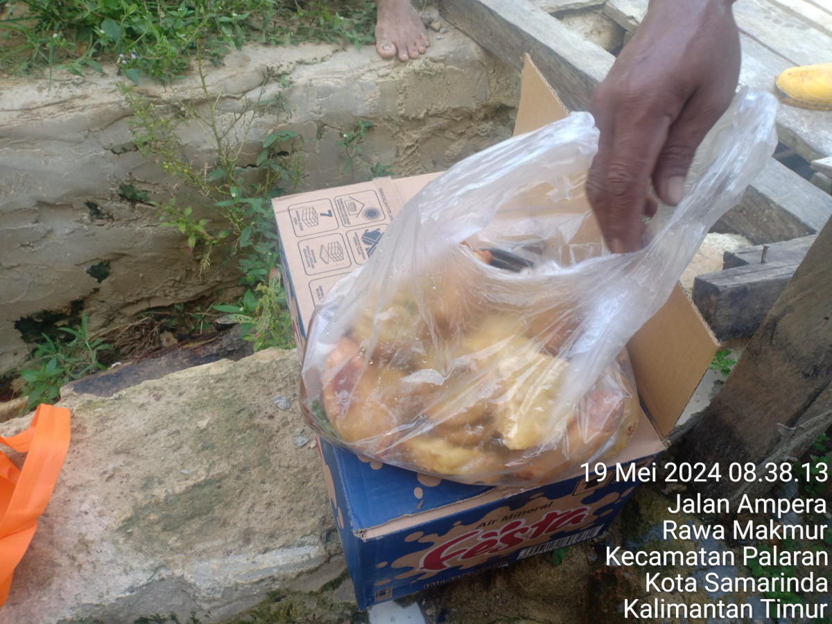 Membersihkan parit
